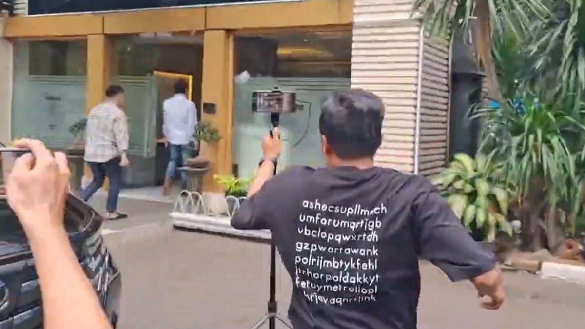 Tiba dengan Mobil Hitam, Richard Lee Jalani Pemeriksaan Polisi atas Kasus Kosmetik