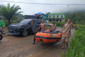 Sungai Sekayam Meluap, Entikong Dikepung Banjir Hingga 2 Meter: Petugas Rakit Perahu Darurat