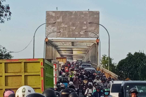 Lagi! Truk Mogok Buat Macet Jembatan Kapuas 2, Ketidasabaran Pemotor Memerparah Keadaan