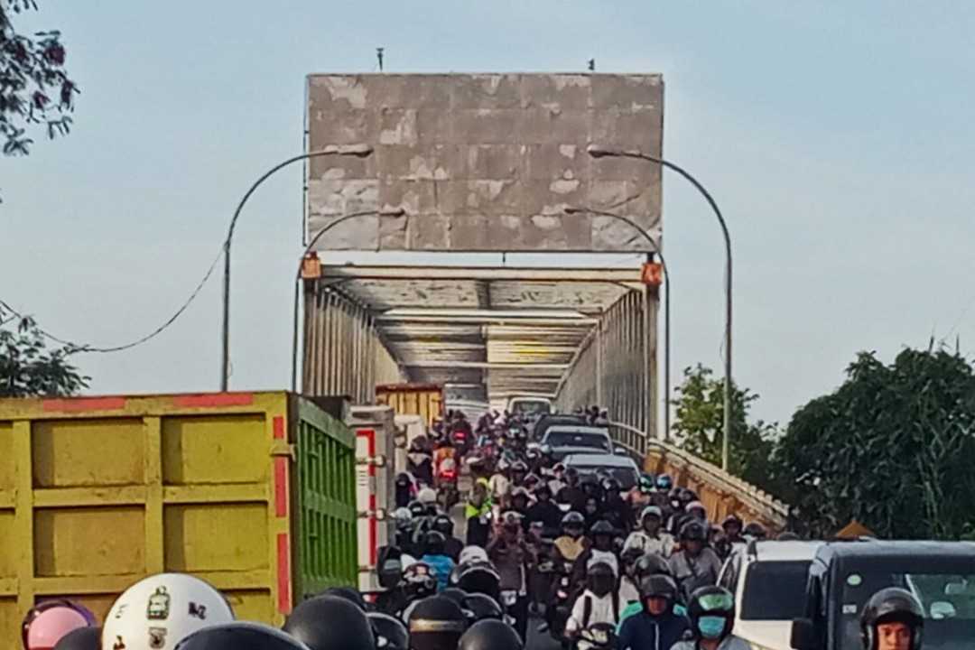 Lagi! Truk Mogok Buat Macet Jembatan Kapuas 2, Ketidasabaran Pemotor Memerparah Keadaan