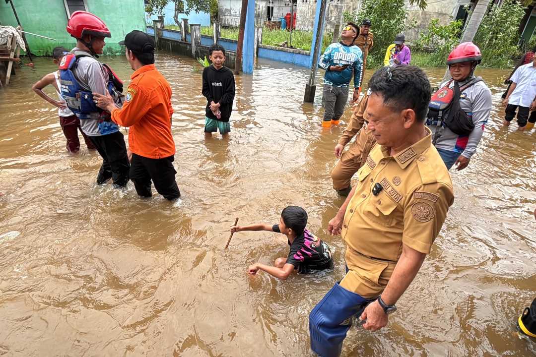 Waspada Banjir Rob Pontianak: Puncak Pasang 2 Meter Terjadi Pagi Hari, Arus Sangat Deras