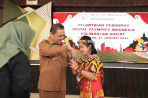 Ria Norsan Menangis Haru Saat Lantik Stephani Yane Jadi Ketua SOIna Kalbar: Mereka Warna Pelangi Kehidupan