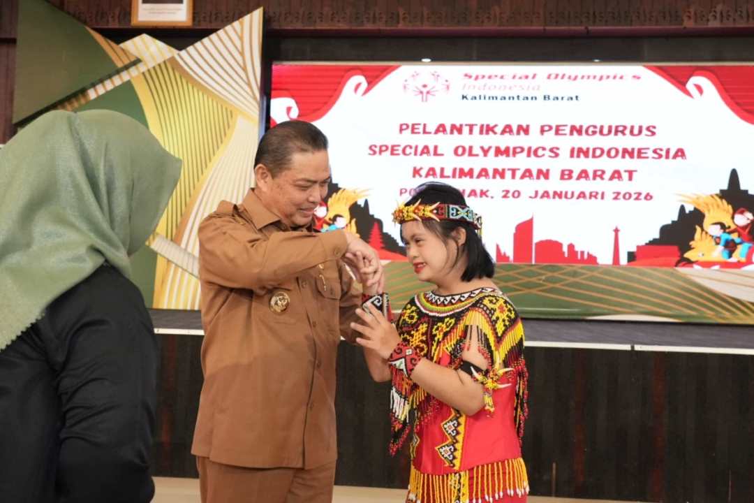 Ria Norsan Menangis Haru Saat Lantik Stephani Yane Jadi Ketua SOIna Kalbar: Mereka Warna Pelangi Kehidupan