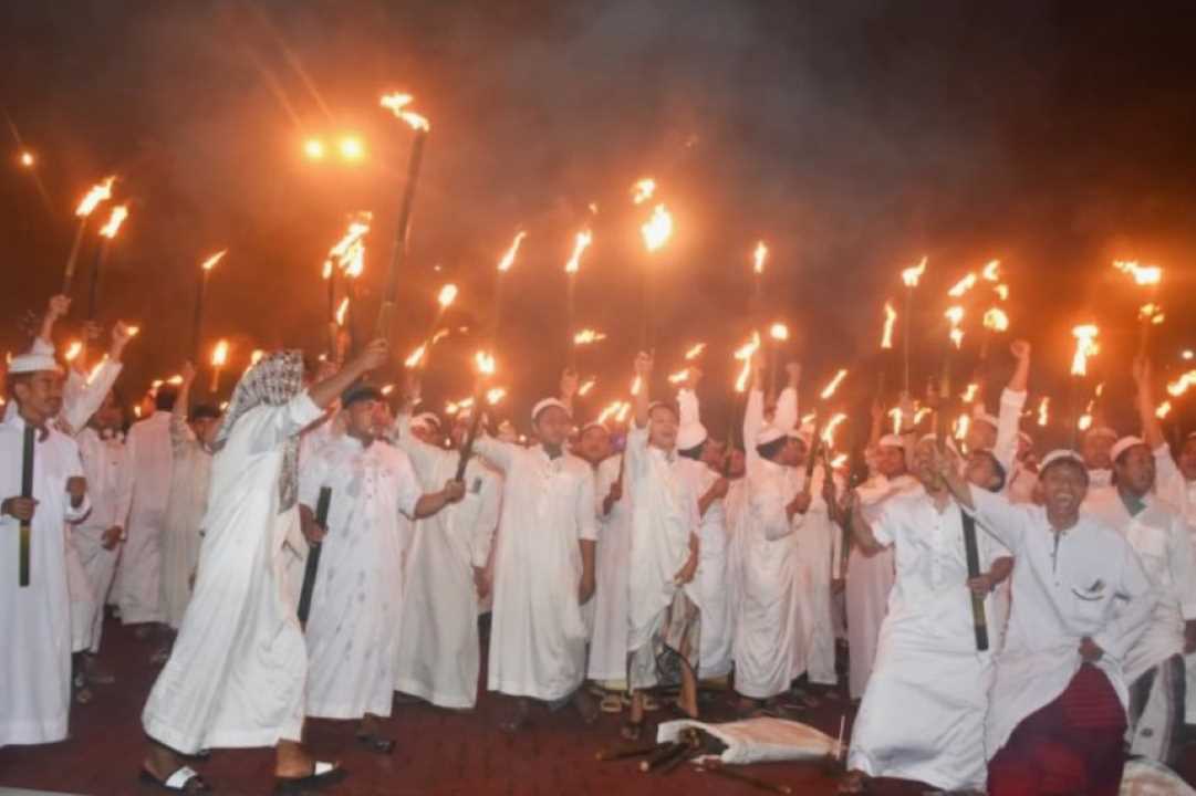 Meriah! Hampir 3 Ribu Warga Kubu Raya Ikuti Pawai Obor Jelang Ramadhan bersama Habib Toha Aljufri